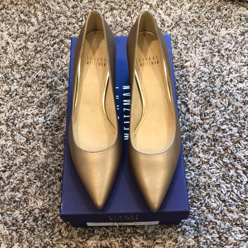 NIB Stuart weitzman women’s size 6N in gold